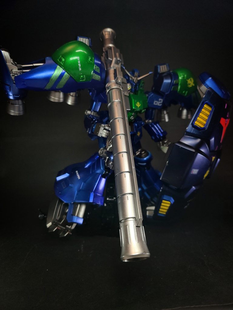 特殊機能フレキシブル・スラスター・バインダー両肩に装備された、複数の作用点を持つもう一対の腕(あるいは脚)とも言える装備。MSに装備されているバーニアやスラスターは、基本的に機体の範囲外に作用点を持たないが、FTBは機体外に複数の作用点を持つ為、急激なベクター移動に応じた機動を行う事ができる。行動に制限される事なく機体を可動させる事ができ、装備されているロケット・モーターは1基でも標準的なMS1機を充分に機動させるだけの膨大な出力を有し、地上ではホバー走行も可能としている。