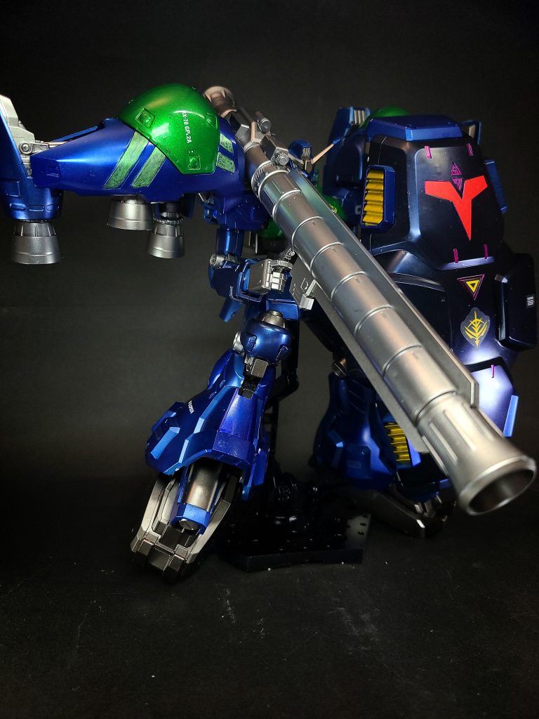 Mk-82核弾頭ロケットアトミック・バズーカに装填されているレーザー核弾頭。書類上は「戦術核」に分類されているが、実際には戦略核クラスの破壊力を有しており、試算では連邦宇宙軍の3~4割を壊滅出来たとされる。弾頭部と推進部が分離された状態で格納されており、使用時にこれらが結合され、発射される。「自己拘束型熱核爆弾」と呼ばれるタイプの核弾頭であり、内包したミノフスキー粒子の縮退層が保持されたまま炸裂し、超高温と膨大な中性子線を発生させる火球を数秒間に渡って維持する。