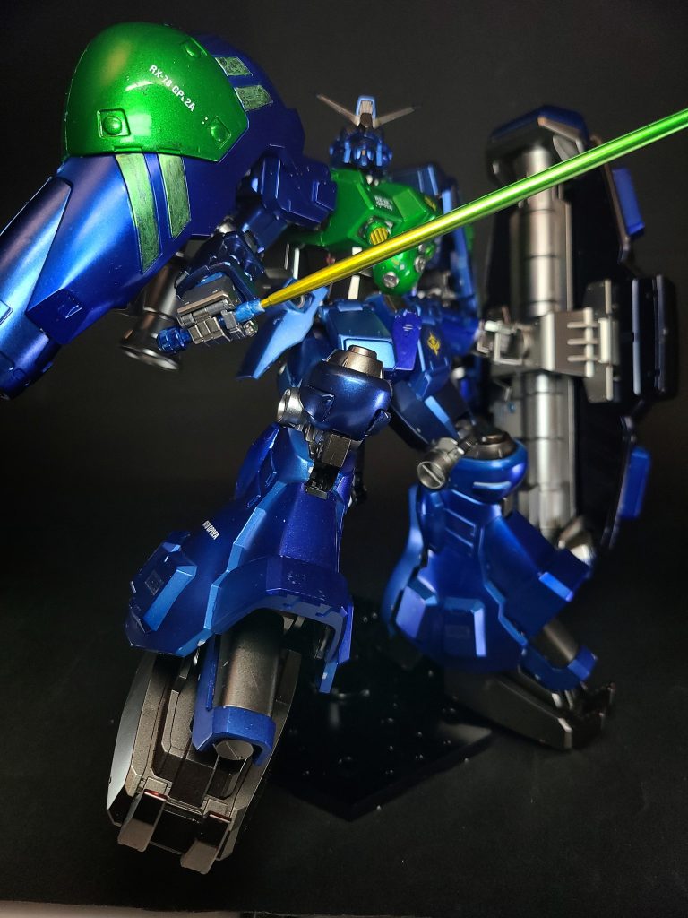 A.E.blashAEXB-909L ビーム・サーベル腰部に左右1対2基装備している。重MS用の標準装備として開発されていたものの改良型。ビーム刃を形成する磁場が既製品よりも細く絞り込まれており、出力や磁界強度をマニュアルで変更できる機能が追加されている。アトミック・バズーカ使用後は、攻撃手段はビーム・サーベルと頭部バルカン砲のみとなる。