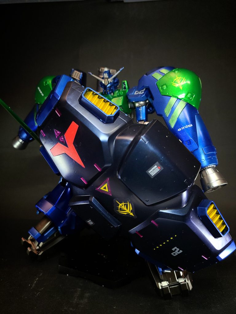 NR-Sh-02-RX/S-00013 ラジエーター・シールド専用の大型シールド。液体水素などの冷媒を充填した冷却システムを内蔵しており、核弾頭使用時の熱と衝撃から機体とパイロットを保護する。冷却システムは脆く、核弾頭使用時にはこれが必須なため、シールドと銘打っているが戦略的弱点となり得る。また、シールドの防御範囲が脚部にまで及ばない為、脚部にはこれと同等の装甲と冷却機能が備わっている。裏面にアトミック・バズーカのバレルを収納し、その運搬にも必要欠くべからざるべき装備である。