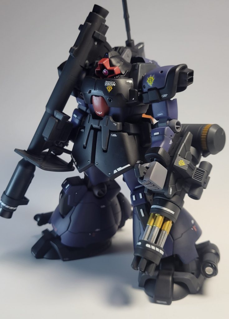 主な改造箇所・スジボリ追加・合わせ目消し・プラ板やジャンクパーツ、メタルパーツでのディテールアップ・モノアイ部をくり抜きHアイズ化・脹脛部へのバーニア追加