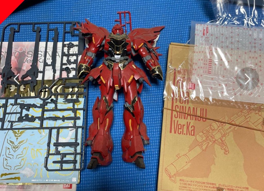 メルカリで3000円で購入素組完成品の利点ランナー切り離しの手間省ける。完成状態なので配色イメージがつかめるし合わせ目消しの箇所も前もってわかる。何より安い！これ大事！転売でガンプラ高騰の今安く購入出来るのはありがたい！あとはたまにですが、ゲート処理綺麗にしてくれている人たまにいるのでこれも嬉しい。 