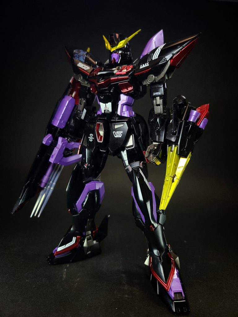 「フェイズシフト装甲（PS装甲）」の採用による高い防御力に加え、新機軸の光学迷彩（光学的ステルス）システム「ミラージュコロイド・ステルス[7]」を搭載する。このシステムの採用のため、ブリッツは機体本体の固定火器を廃し[6]、フレームはX100系標準フレームに特殊機能を加味したX200番台の特殊改装フレームを採用[7]、装甲構成に至るまで最適化がなされている[8][注 1]。