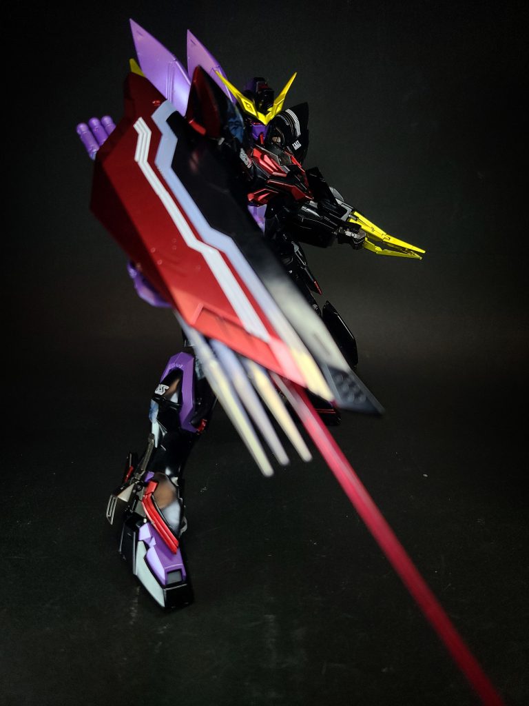 武装攻盾システム「トリケロス」右腕に装備された複合武装。実験的な兵装を多数装備するために考案されたもので[10]、シールドの裏面にビームサーベル、50mm高エネルギービームライフルの2つのビーム兵器、3連装超高速運動体貫徹弾「ランサーダート」を搭載し、攻守の切り替えを素早く行うことができる[6]。なお、これを失うとPS装甲を持つ敵機への攻撃が不可能になる。50mm高エネルギービームライフル中距離用の射撃武装。なお、本装備をレーザーライフル、またはレーザー砲であるとする資料も存在する[10][4]。至近戦闘を重視した設計から、他のGAT-Xナンバーに採用されているビームライフルと比較し威力は低い[12]。