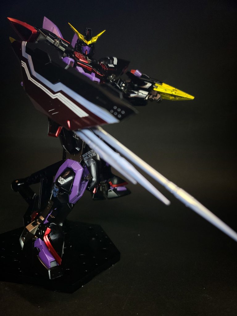 3連装超高速運動体貫徹弾「ランサーダート」杭状のロケット推進弾。敵装甲を貫徹後炸裂し、内部から打撃を与える[10]。アニメ『機動戦士ガンダムSEED』第29話(リマスター版第27話)では手持ちの槍として使用された例もある。