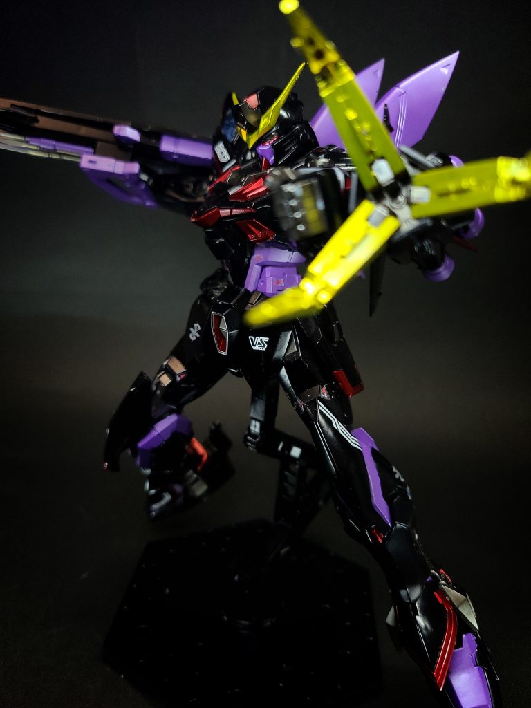 ミラージュコロイド・ステルス[13]ミラージュコロイドを用いたステルスシステム[7]。ガス状の物質を機体周囲に展開する事で、電子・光学双方で機体を隠匿する[10][注 2]。この特性に対する説明として、ミラージュコロイドはマイクロプリズムに近似する特性を持った物質であり、機体の裏側の映像を投影して隠匿を行っているとした資料がみられる[14]。また、ミラージュコロイドは微粒子ガスによって視覚・電波・赤外線における自機の存在を隠匿することを可能にするものとした資料もみられる[12]。その他には、ミラージュコロイドは電荷担体（キャリア）として機能し、様々な帯域の電磁波を歪曲・干渉するため、ステルスに使用できるとした資料[15]、磁場によって機体周囲に覆われたコロイド状粒子がレンズのような役割を果たし、レーダー波を完全に吸収するとともに可視光線を歪めるとした資料が見られる