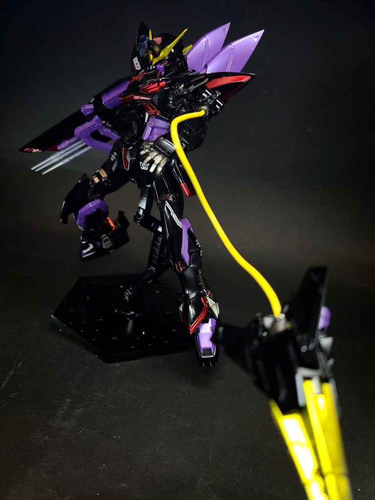 このミラージュコロイドを展開している際はPS装甲が展開できないため、著しく防御力が低下する[12]。ミラージュコロイドとフェイズシフト装甲が併用できない理由として、磁場によってコロイドを定着させる事を挙げた資料もみられる[14]。また、スラスターなどを使用すると熱源探知が可能になってしまう他、水中ではコロイド粒子が流出してしまうため使用できない。PS装甲同様に電力消費が著しく、ブリッツガンダムの場合連続80分間という使用時間の制限がある