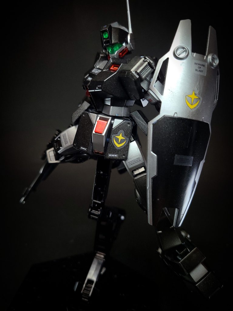 ビーム・ライフル型式番号：XBR-M-79S[33]対MS戦において携行する[32]。エネルギーCAPデバイスは特徴的な形状をしており、カタツムリに似ていることから「スネイル (Snail)・タイプ」と呼ばれ、型式番号末尾の 