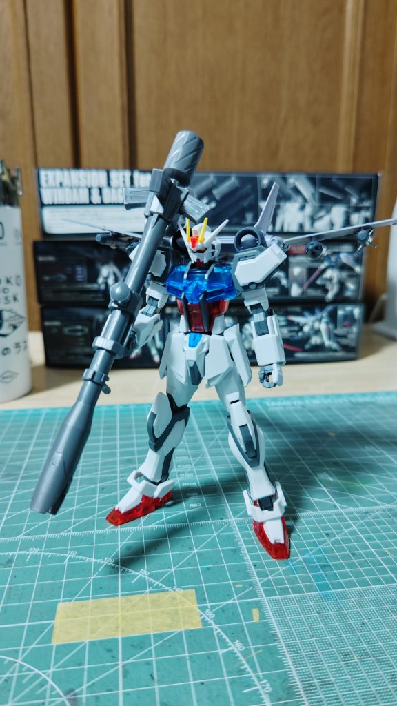 塗装前の状態です。今回初めてクリアのキットを塗装しましたが、クリアパーツは普通に塗装しても思った以上に透けてしまうのでサーフェイサー代わりに黒マーカーを吹きました。