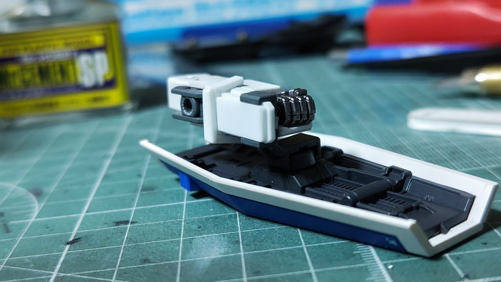 肘の3mmジョイントにジム改のシールド保持用パーツを付けると肩アーマーにめちゃくちゃ干渉したので、同パーツにプラ板で接続パーツをでっち上げて取付位置を下げられるようにしました。