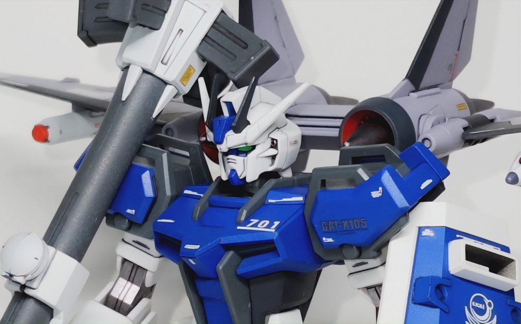 頭部付近はこんな感じです。ダガーL・ウィンダム用拡張セットに付いてきたデカールを主に使用してますが、左肩の型番は白の方が良かったかも知れません。