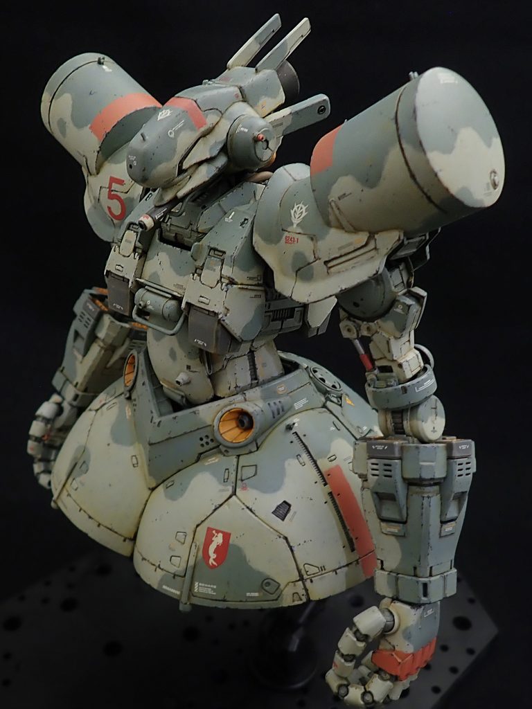 頭部はガルバルディリベイクのフェイスにエポパテでオデコをなどを追加して作成。肩もガルバルディリベイクのアーマーをベースに、タンクパーツで大型リールを設置しています。上腕部は30MMのポルタノヴァの脛に置き換えました。