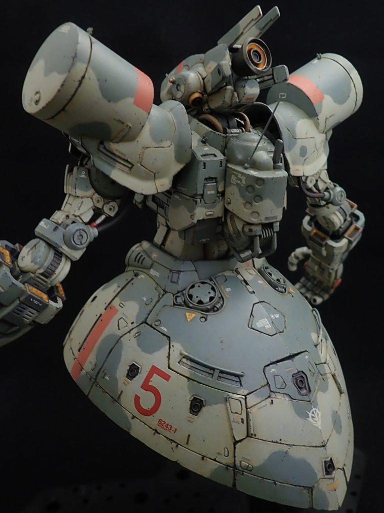 後頭部には戦域からの緊急離脱のための大型スラスターを装備。背部中央にはサイコミュ端末用の管制ユニットを追加。基部はHGガンキャノン量産型の肩アーマーです。