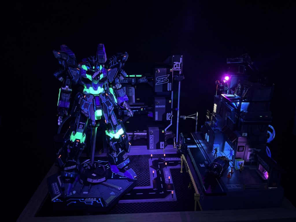 100均のLEDで光ります。電球にマッキーで色を塗って青だったりピンクだったりに光ってます。ブラックライトで機体も光らせるとなんだか夜の工業地帯みたいでご満悦です。 