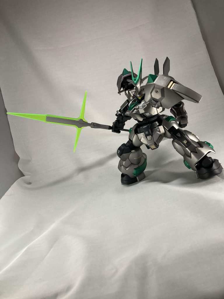 長くて画角に収まり切らない槍、このビームの形次第でいろんな使い方出来そうなデザイン好きです