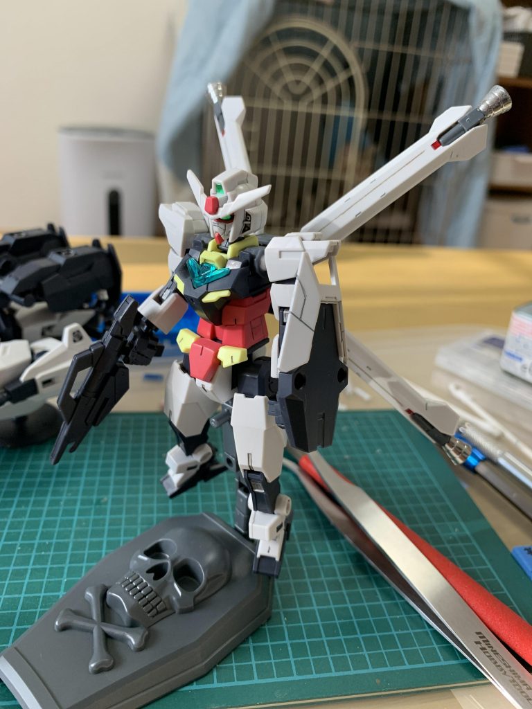 当初クロスボーンガンダムとドッキングチェンジ込みでミキシング予定でしたが、初心者にはハードルが高かった為コアガンダムのみの作成に留まりましたのでここで供養機体カラーリングの一部変更はその名残りですが、結果引き締まったカラーになったので満足