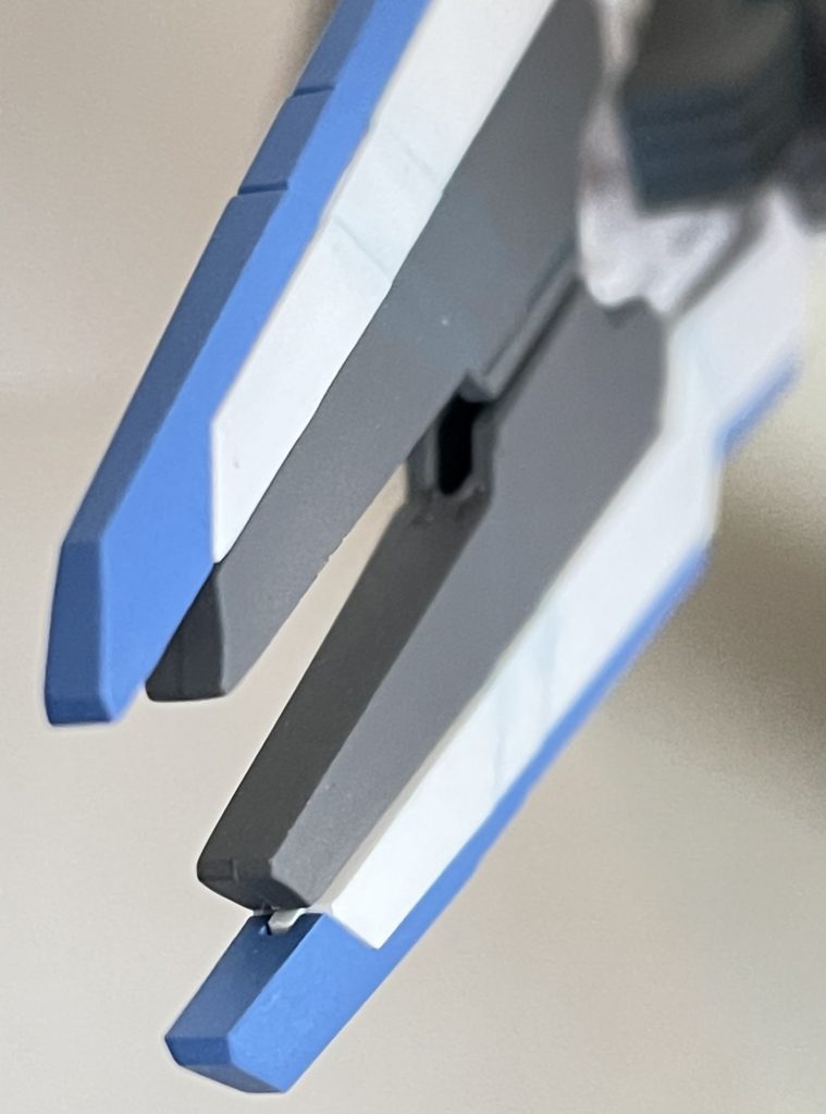 脚部フレーム、シールド内側は肉抜き埋めをしています。