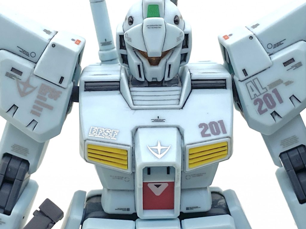 デカールはガンダムデカールDX 01をメインに大量に余っていた黒やダークグレーのコーションマークをここぞとばかりに使っています(笑)。明るい緑の機体ですと赤のコーションを使う事が多いのですが・・・今回は部分的に数か所しか貼っておらず、地味目なデカールのおかげで特徴が無いのが特徴な雰囲気が出たと思います。EFSFのマークはシルバーのをチョイスしたのですがこれも使わず余っていたので使用しました。