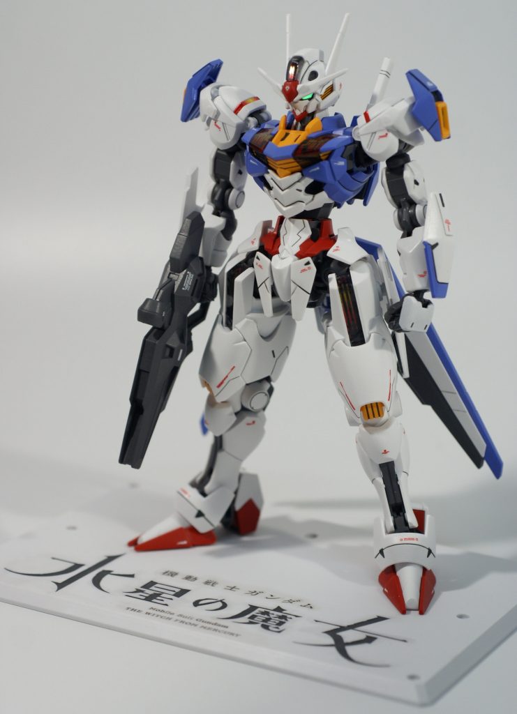 改修内容は次の通りです。・ツインアイなどにHIQパーツオーロラグリーンシールを使用。・上記は光の反射で発光しているように。・胴体を2㎜延長。・肩幅を少し詰める。・脚の延長。・握り拳、平手の追加。・エッジ出し。・モールドの掘り直し。・緑色のビームサーベルを追加。・GUNDAM NEXT FUTUREで配布された水星の魔女ロゴ入り台座を部分塗装。