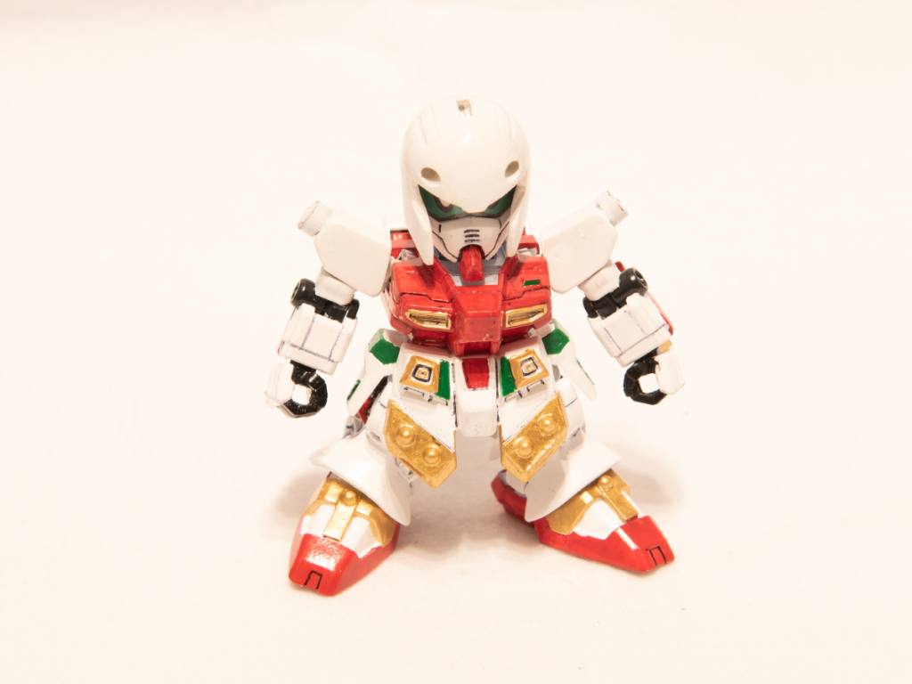 軽装形態。頭と肩は公孫賛イージーエイトを加工したもの。ネオジムを各所に仕込んでおり、無理なく鎧の換装が可能になっています。Hi-vのメインアイを変更出来るギミックを残すのが一苦労でしたが、無理やりなんとかしました。後ろからは絶対に見ないであげて下さい。