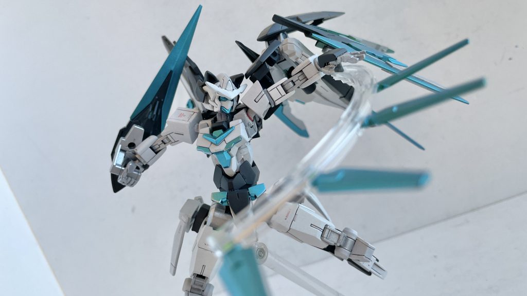 cファンネルでの攻撃ポーズ平手に3ミリ穴を開け透明の部分と接続。掌でファンネルを操ってる感じに