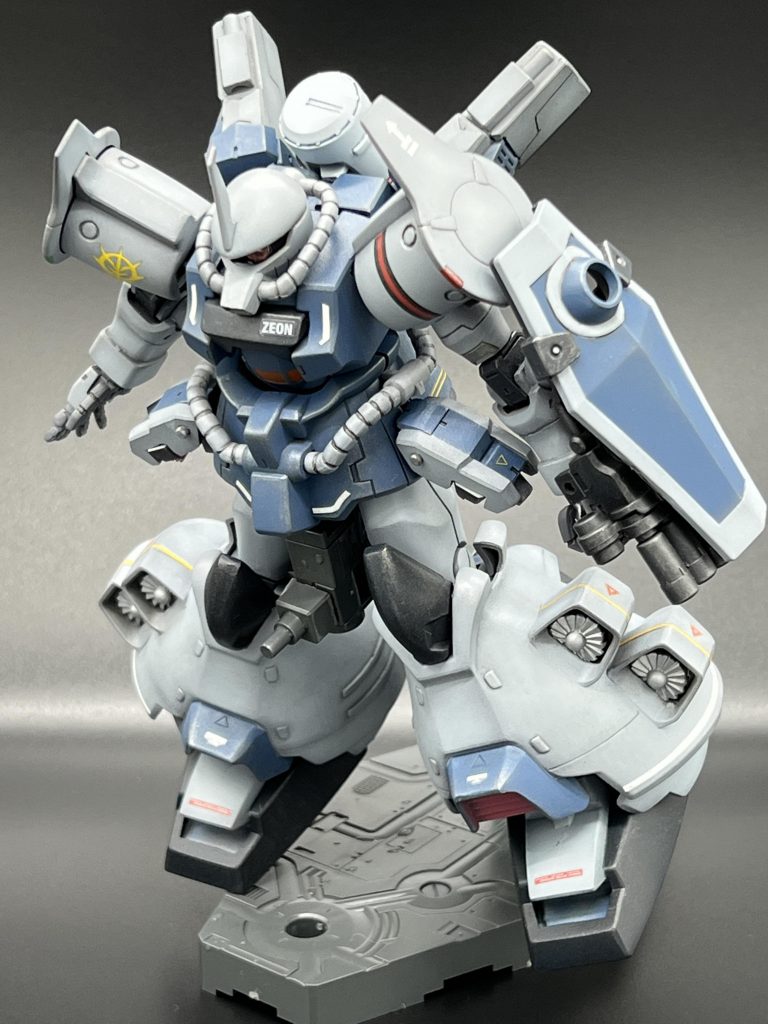 飛行形態。自分の中で戦闘機っぽくカラーリング。したつもりでしたがなんとなくグフカスタムに引っ張られたような気がします。