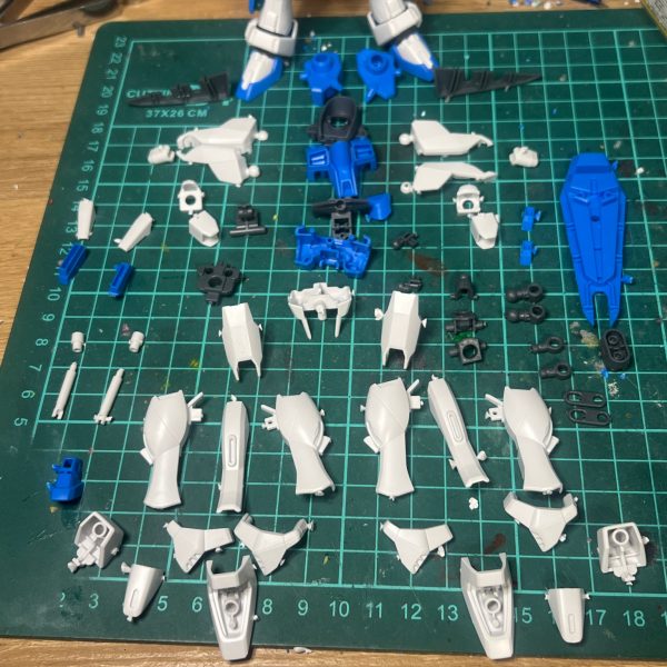 ガンダムヘリオス仮組。雨のせいで塗装出来なかったので積みプラ崩し。結構かっこいいねこれ。ただ気になるのは何故、ウイングが逆さまになっているのか❓フリーダムとの差をつけたかったのだろうけど。でもちょっとバランスが悪い。結局僕はフリーダムの位置に戻して置いた。それにしても余剰パーツの多いのなんの。昔のhgのパーツ数くらいある。ちょっとうれしいけどね。大事にとって置きます。（3枚目）