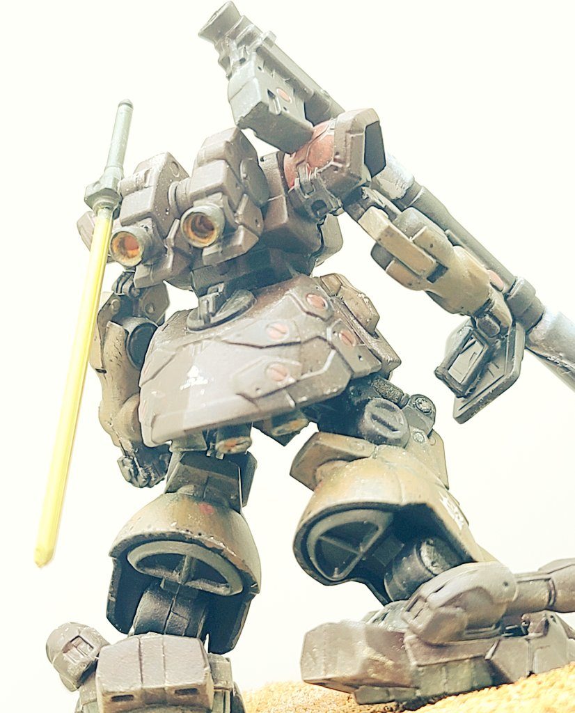 このアングルがお気に入りです。大きく空いたハカマのスソ内部にも大きめのスラスターが設置されているという解釈が、スカスカになりがちな空間に説得力を持たせますね。