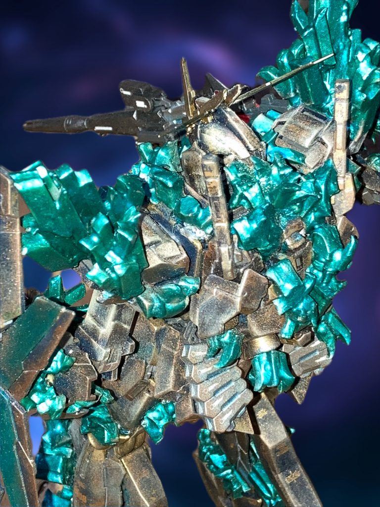 マジョーラ系の塗料ベースにクリアのグリーンを重ねてます。