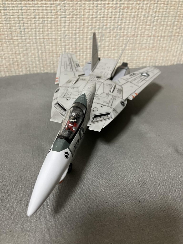 【オマケ】普段着?のシャア少佐には、1/72のバルキリーに乗って貰ってます。