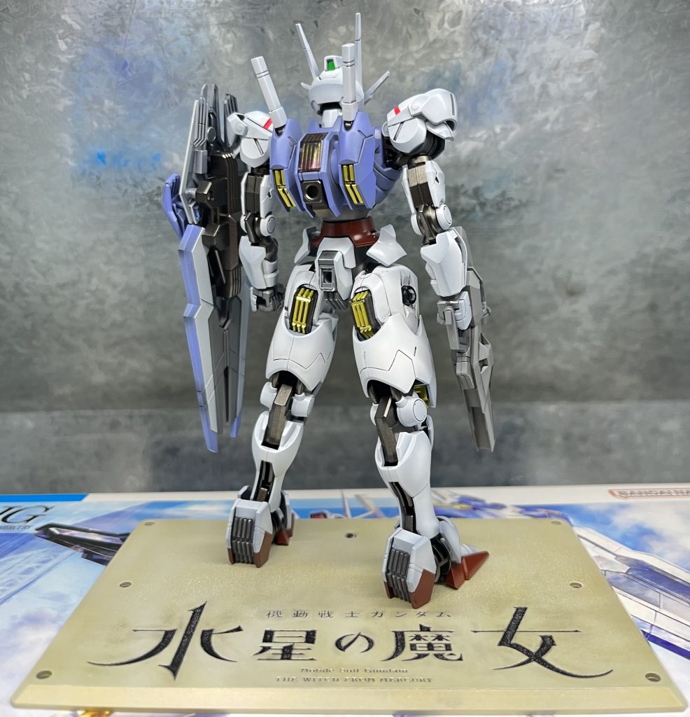 背面。関節はガンメタだったりグレーだったり