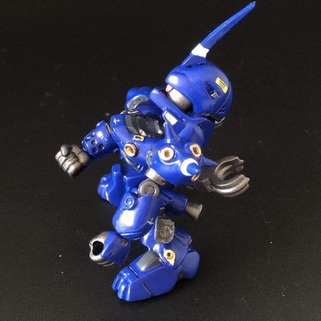 腰部に関節を仕込んで、飛行形態を再現できるように！