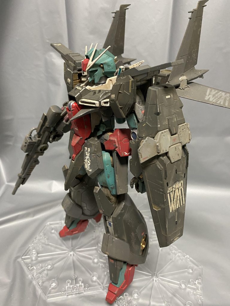 左前。暗目の配色で付属のデカールが見辛くなるかと思い薄めのグレーなども使い塗り分け。