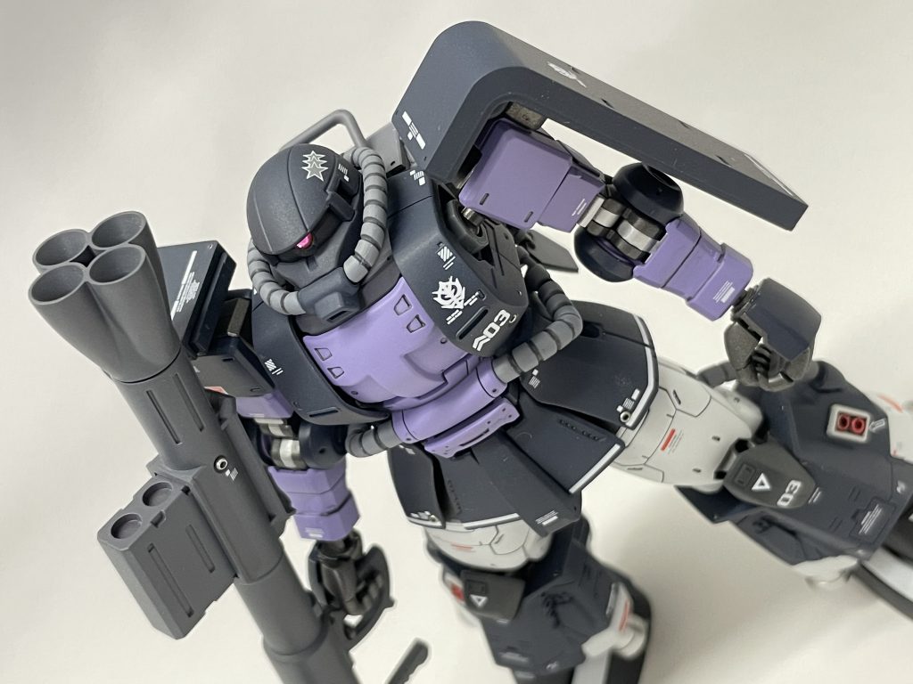 モノアイのカラーリングは、これまでに製作してきたザクよりも薄めのカラーとした為、ブラックライトをあまり拾わないのが残念です。改修の余地ありですね。左胸の階級章は軍曹ですね。