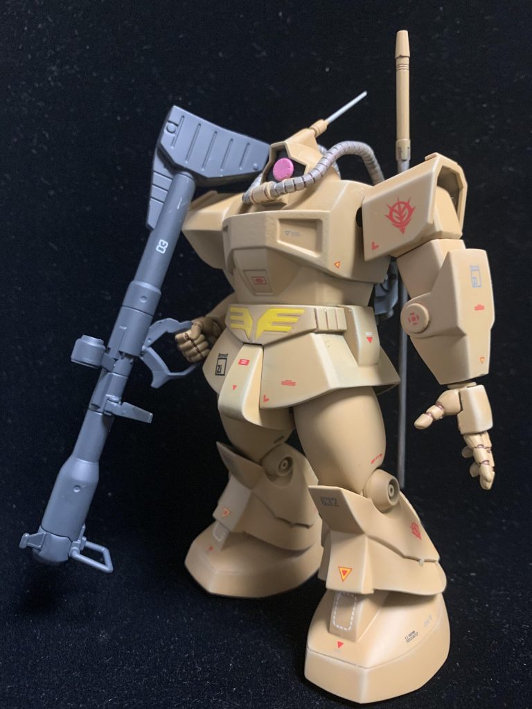 今回、手を加えたポイントとしては、・足首にボールジョイント仕込み・手首とジャイアントバズをHGのものに差し替え・腿裏を若干削って微調整・モノアイをビルダーパーツのものを使用・肩アーマーにプラ板貼り付けといった感じです。