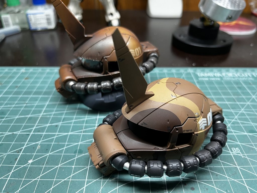 劇中の様にしっかり塗り分けました。この時点では艶消しも良いと思いましたが、思い切って艶クリアにしてみました。