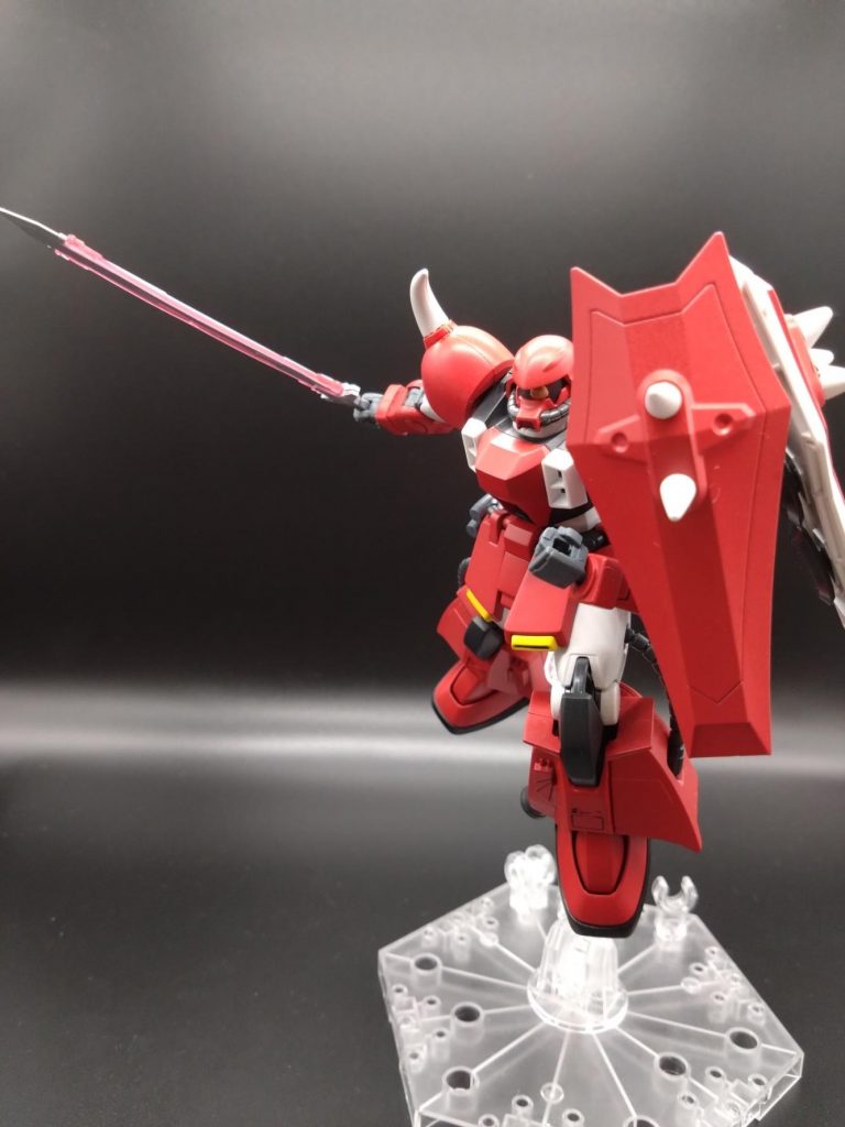 デザインの変更点が脚部だけだと面白味がないので、肩のシールドを元のザクウォーリアのシールドに加えて、ジャンクパーツのグフイグナイッテドのシールドを2枚装備。