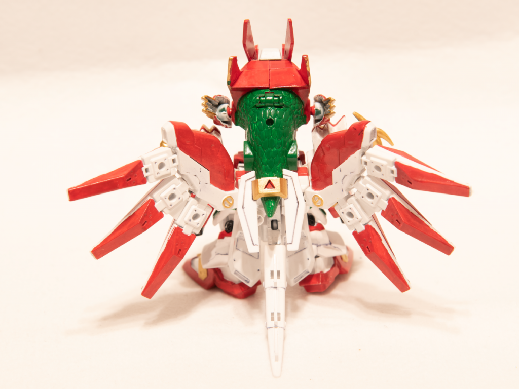 こっちの状態なら後ろから見ても問題なし。他の写真だと分かりにくかったのですがスペリオルドラゴン的な尻尾があったんですね。龍っぽさの演出と立ち状態の安定感が増しています。