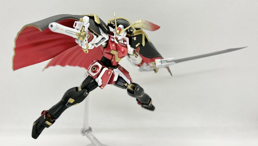 RGクロスボーンのライフルを使用するにあたり、同RGの腕部をHGUCクロスボーンの肩に接続。とくに腕部は武器装備時のアクションの要となるため、可動域がトリッキーなRGが中々にマストバイパーツ。