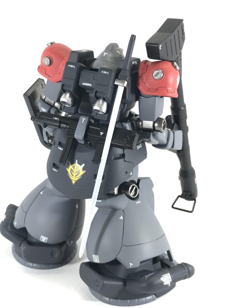 武装は右手にジャイアントバズ、背面にMMP80 90mmマシンガンを装備してます。