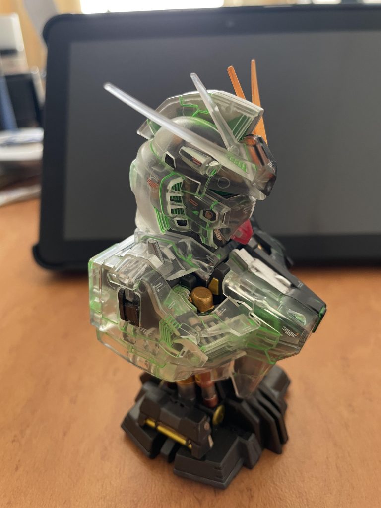 クリア外装のままでも良いのですがサイコフレームのイメージで蛍光のグリーンでスミ入れとデカールも貼りました。