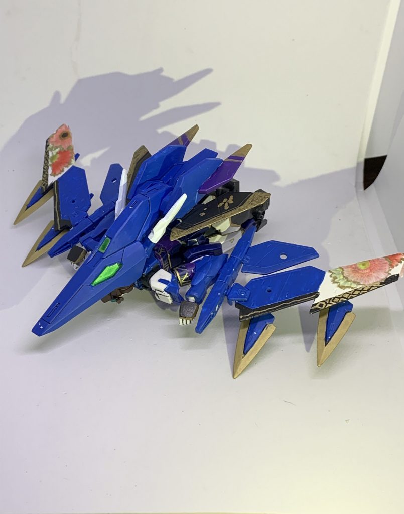 そしてコアガンダムIIの特性を活かして飛行形態に可変可能。振袖とダガーのお陰で戦闘機風のシルエットに。