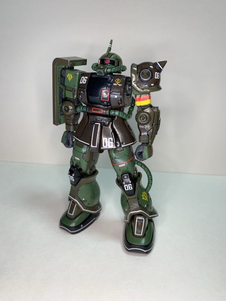 全塗装せず、成型色を部分的に残してみました。無くしたデカールが股間部に付いて残ってます。