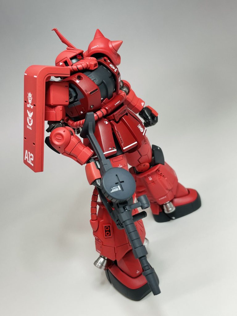 高機動型ザクにはバズーカが似合うのですが、映画に出てきた時にはザクマシンガンを持っていたので、ここも設定通り。