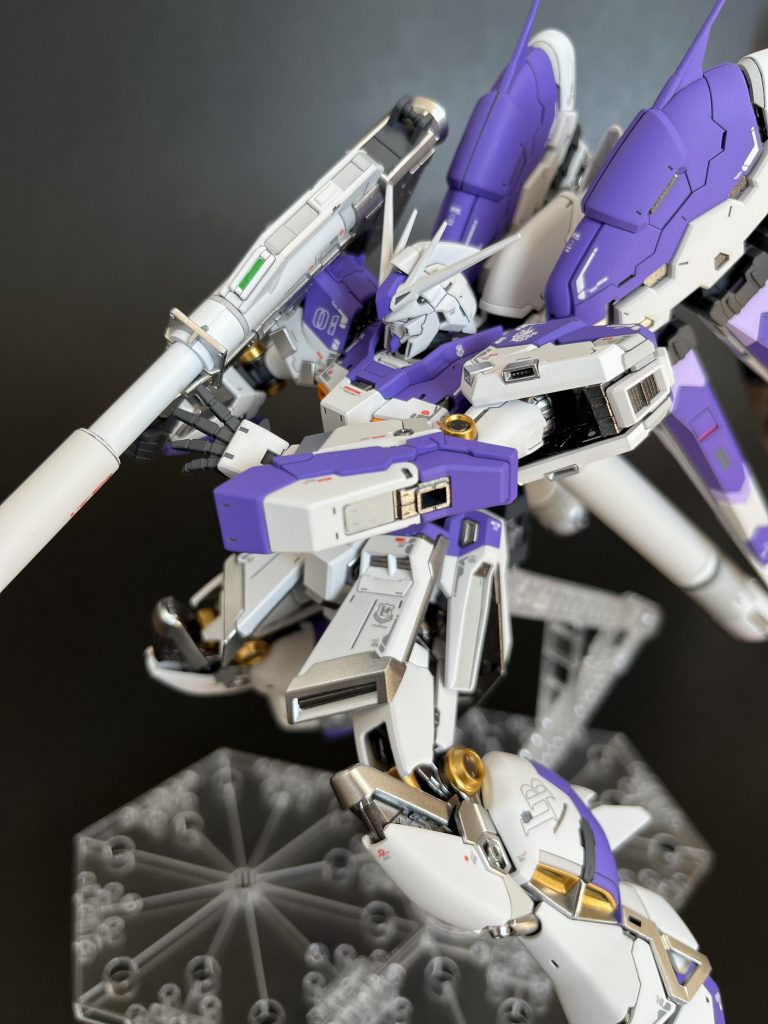 初めてRGの塗装に挑戦しましたが、Hi-νはサイズ感的にも構造的にも、ほぼMGといった感じだったので作りやすかったです。