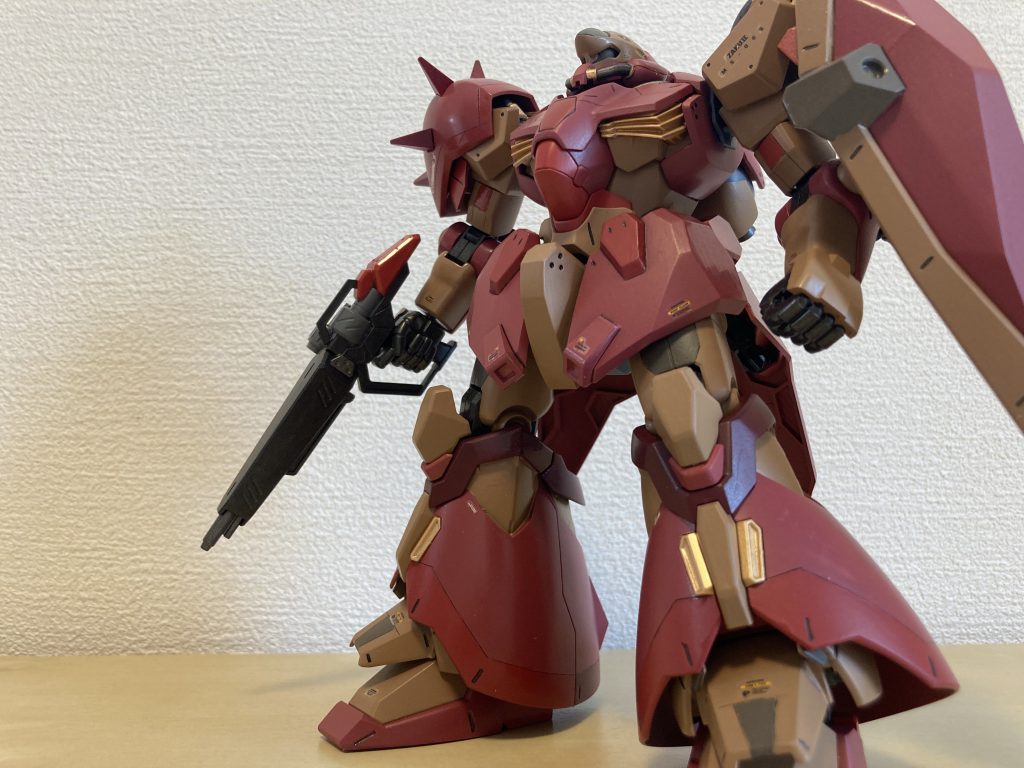 HGと言うこともあり、少しディテールが少なめだったので、胸部や脚部に筋彫りをしました。