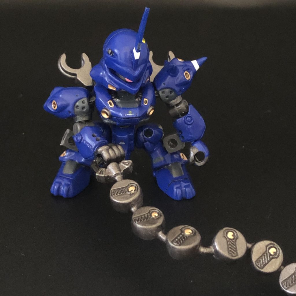 チェーンマインは、針金で繋いでいるので自由に曲がります。あまり曲げると塗装割れを起こしますが…