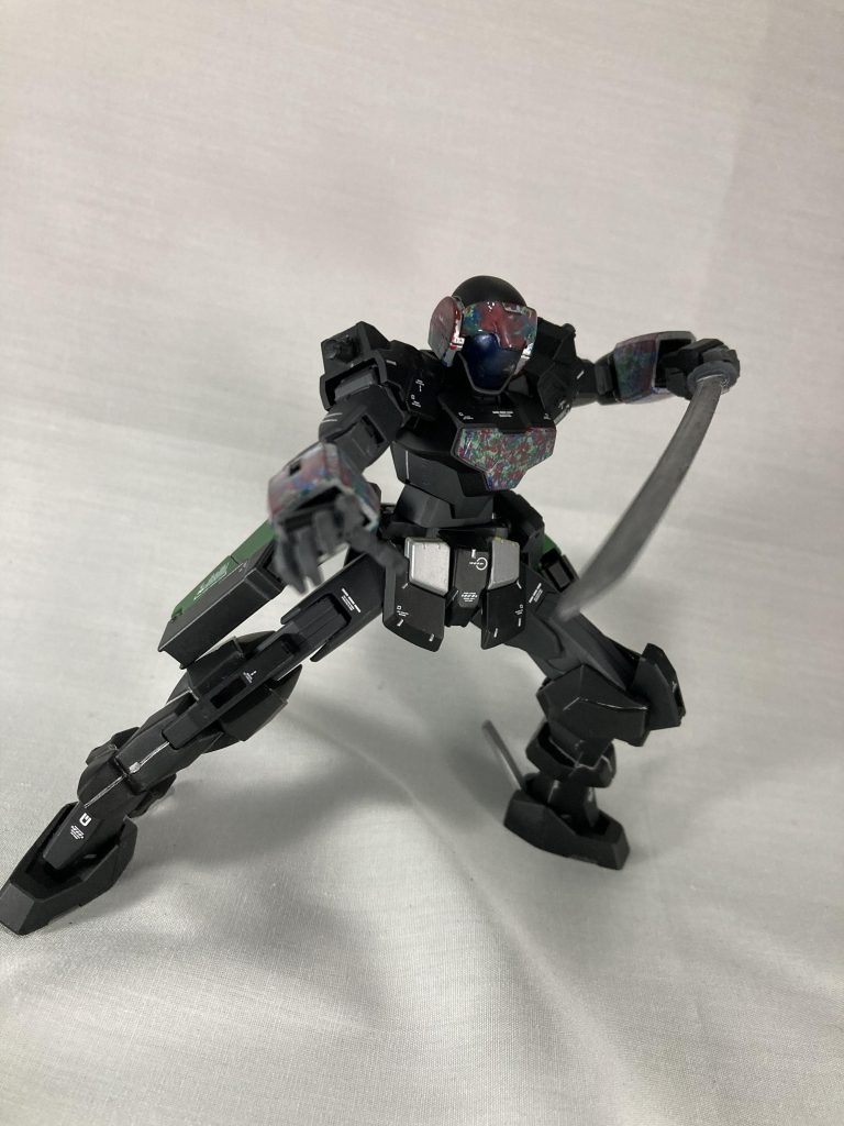 ブランクフォーム状態、武装は腰のピストルとボロボロの刀