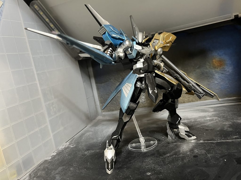 あまり派手なポーズはできませんが武器を構えることはできます