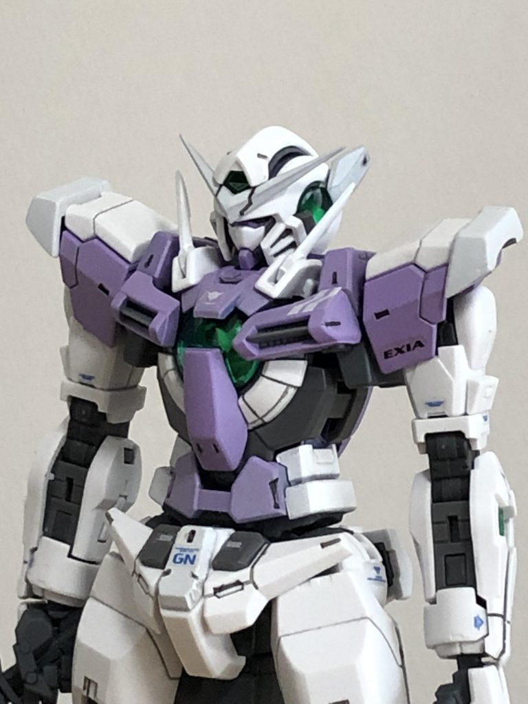 肩部は、クアンタのパーツをベースに、先端部分へエクシアの肩パーツ（一部）を移植しました。